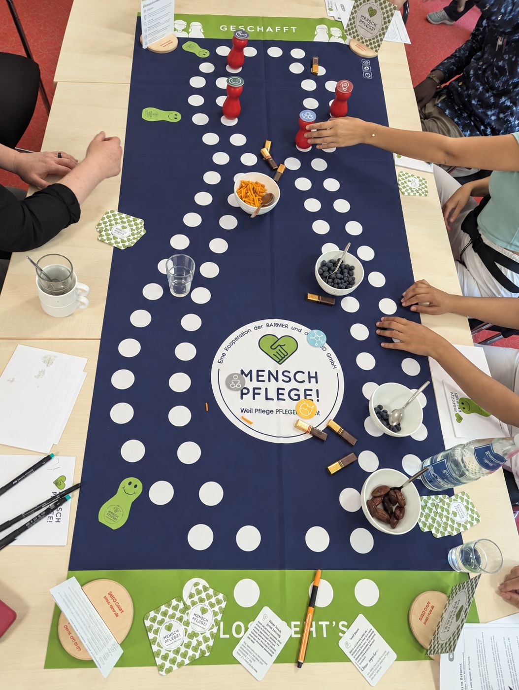 Spielplan von MENSCH PFLEGE! von oben – Pflegekräfte in Berlin beim Spiel